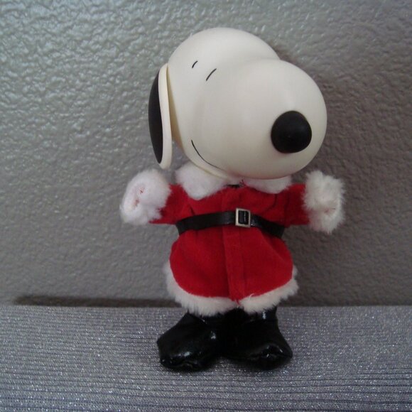 Movable Plastic Snoopy appox. 6.5 in tall - Picture 5 of 6